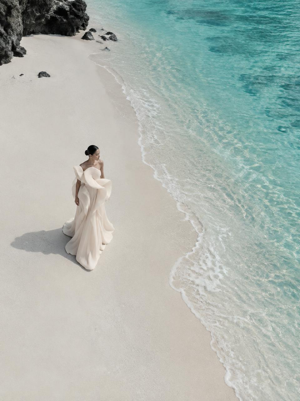 Model berbusana putih di pantai
